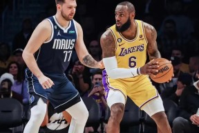 开云网址 -包含欧冠今晚走向成谜；洛杉矶快船篮板制胜；气氛紧张；资深球员宣示担当的词条